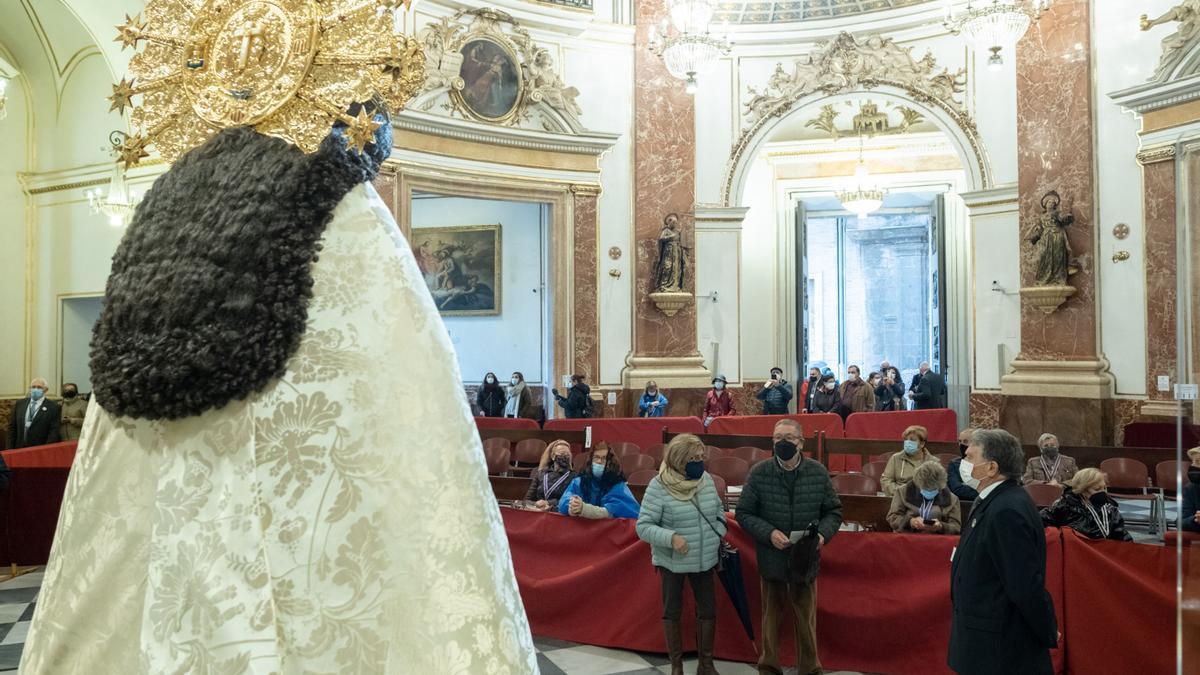 Primer plano del manto, durante el Besamanos