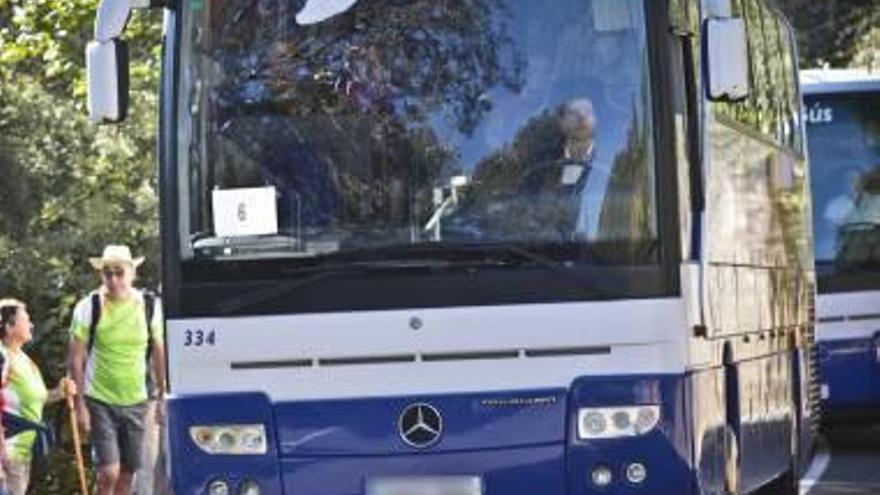 Los romeros a la Font Roja protestan por el paso de los autobuses durante la subida