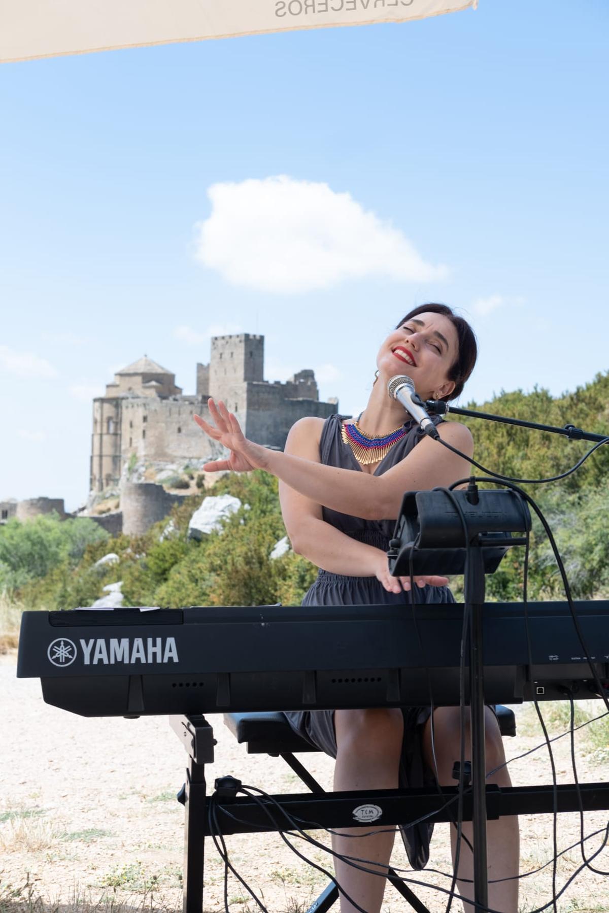 Actuación de Ariadna Redondo en el Festival de los Castillos con el castillo de Loarre de fondo