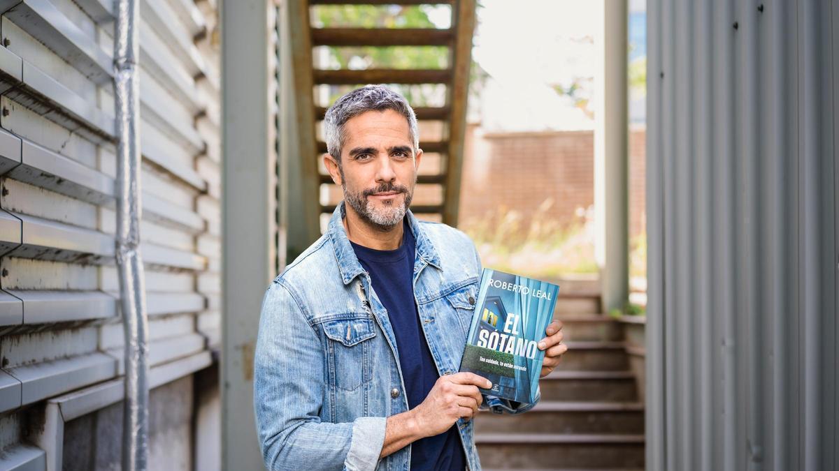 Roberto Leal presenta su primera novela en Levante Televisión