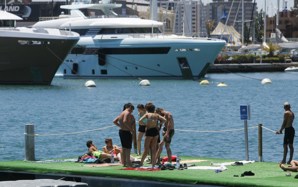 Éxito en el primer fin de semana de la piscina de la Marina de València