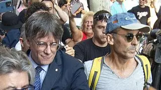 Puigdemont se protege con escoltas de gorras azules para evitar ser detenido