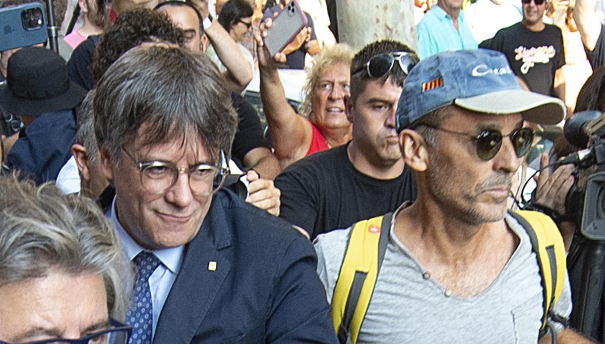 Puigdemont se protege con escoltas de gorras azules para evitar ser detenido