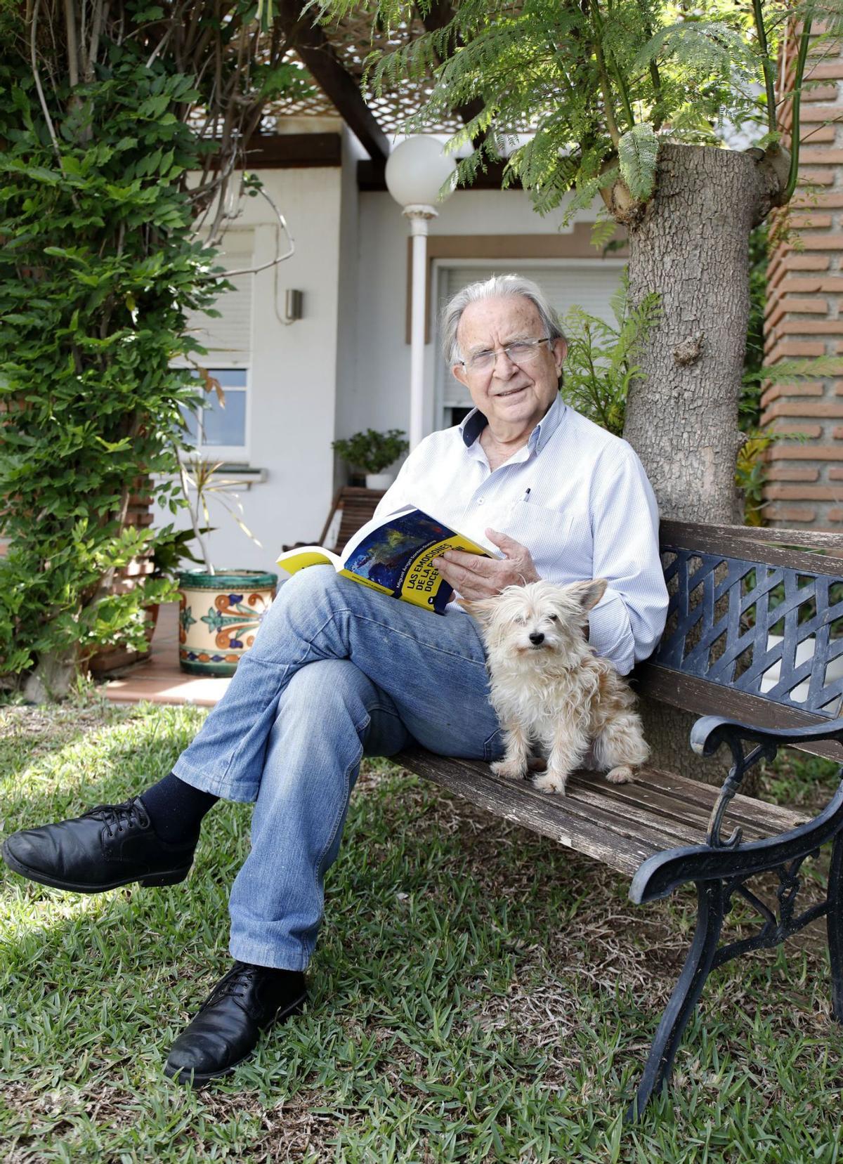 Miguel Ángel Santos Guerra, con un ejemplar de su libro en su casa. | ÁLEX ZEA