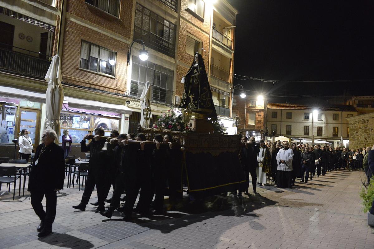 La comitiva procesional camino de Sancti Spíritus.