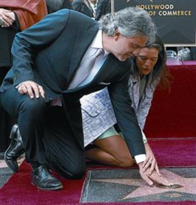 El tenor Andrea Bocelli descubre una estrella en el Paseo de la Fama_MEDIA_1