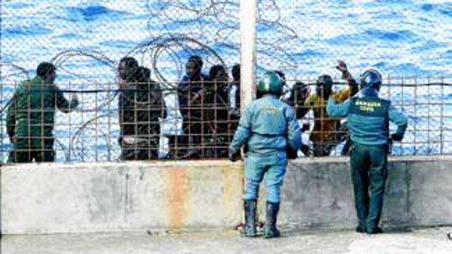87 subsaharianos logran pasar la frontera en Ceuta