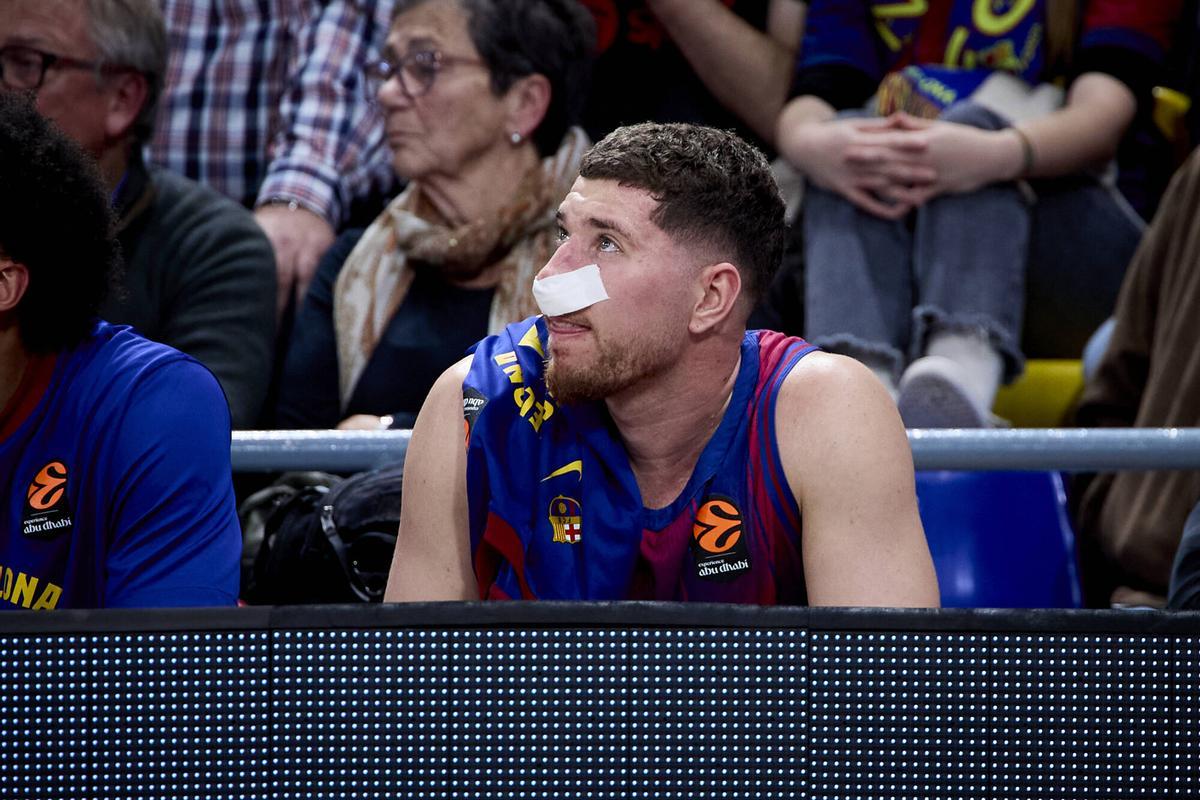 Joel Parra, en el banquillo, tras el golpe sufrido por Vezenkov.