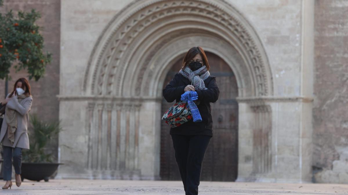 Temperaturas bajas en València que obligan a abrigarse para combatir el frío.