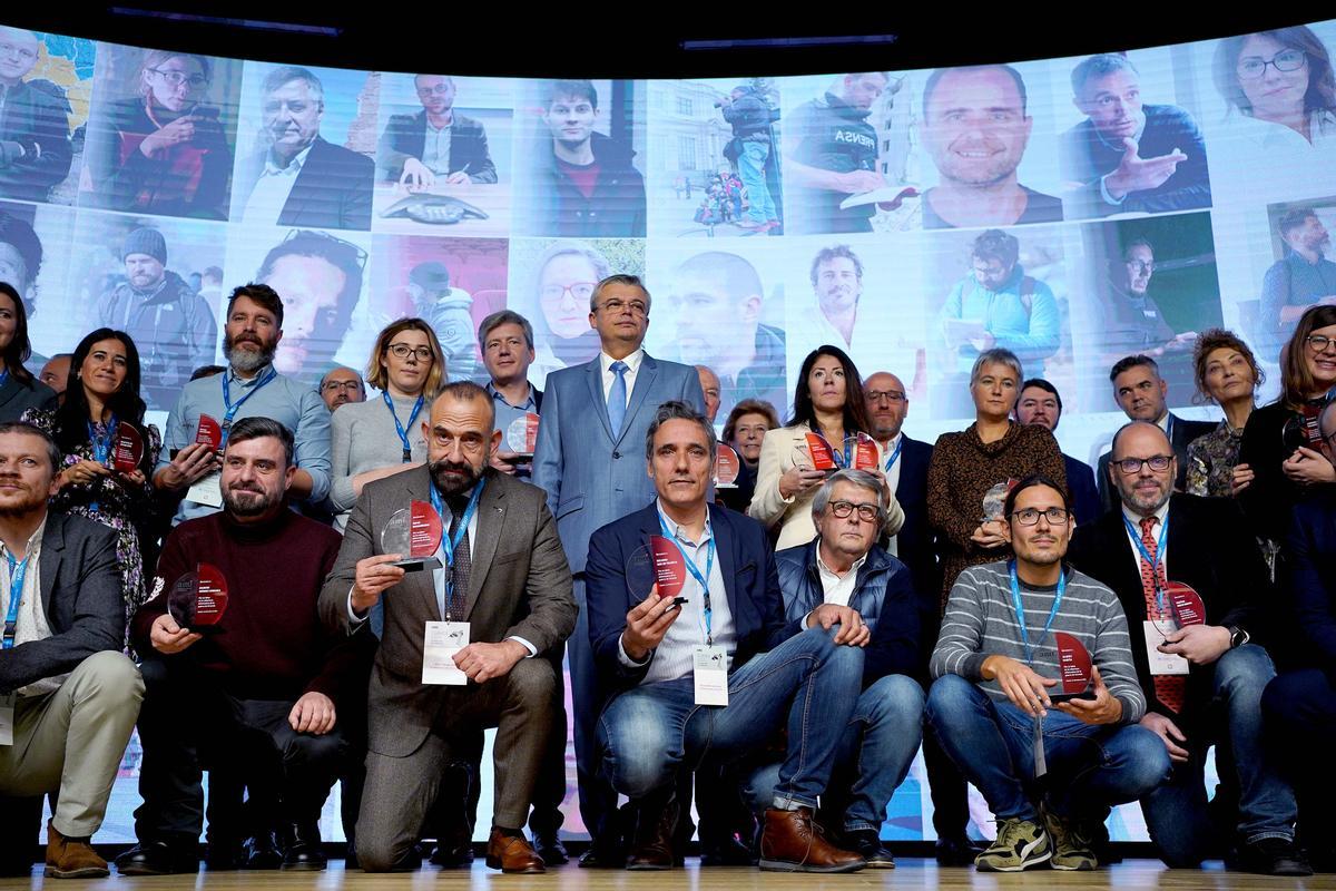 Los enviados especiales a Ucrania, Marc Marginedas y Ricardo Mir de Francia, de El Periódico de Catalunya recogen el premio de la Asociación de Medios de Información (AMI) , en la imagen junto a los demás premiados.