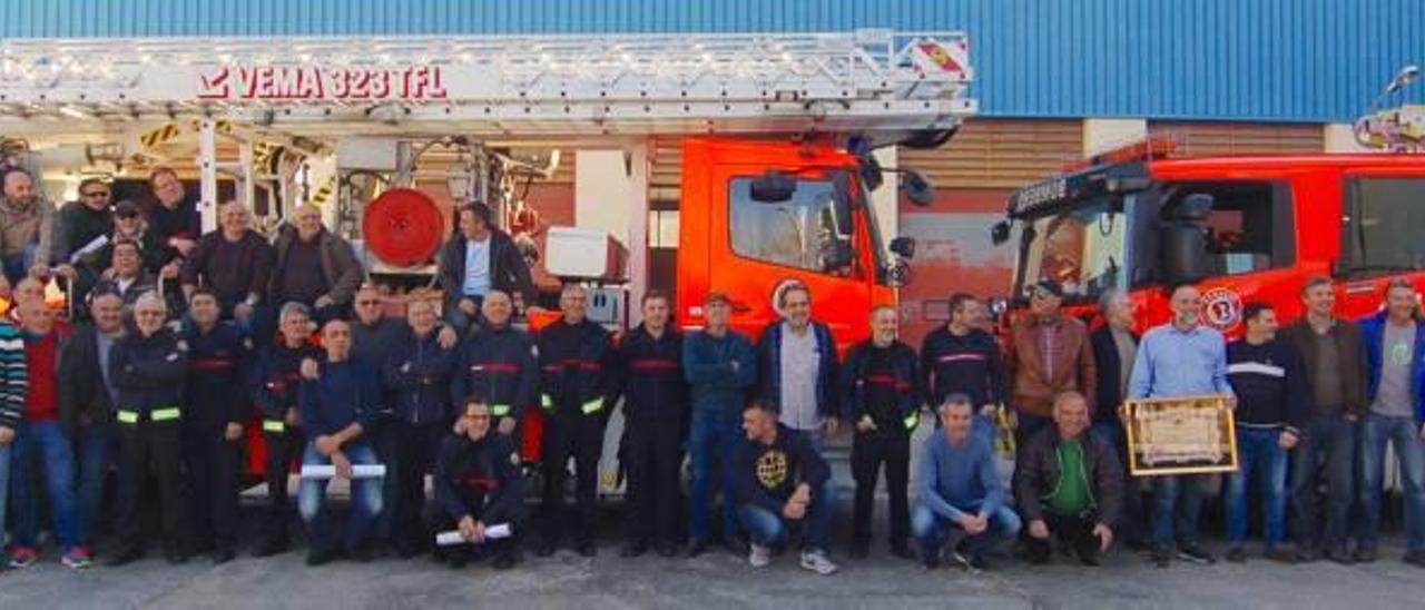 Bomberos de los parques de Alzira, Xàtiva y Ontinyent en la despedida a Bernat Mascarell.