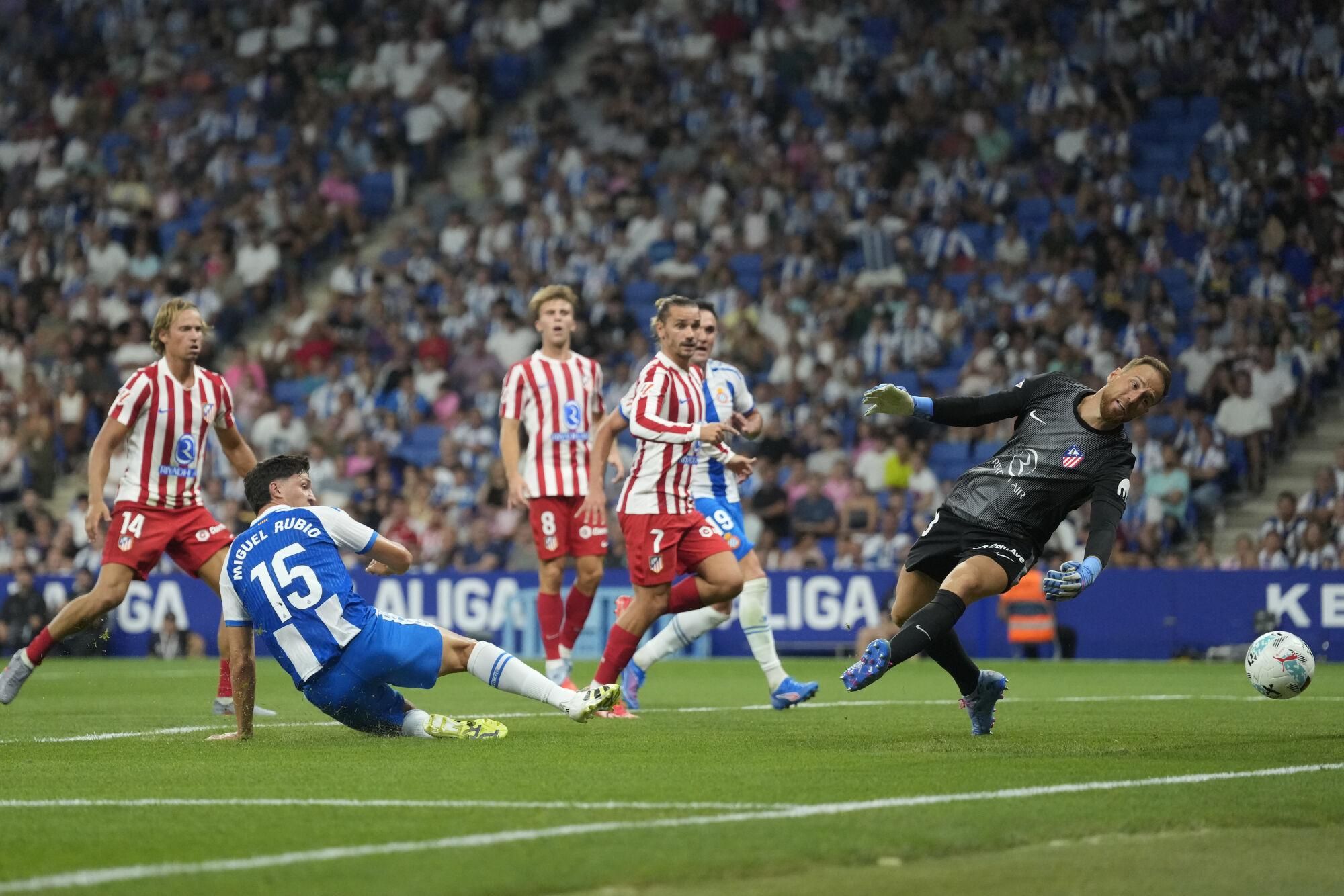 CORNELLÁ-EL PRAT, 17/08/2025.- El defensa del Espanyol Miguel Ángel Rubio (i) marca su gol, primero de los periquitos, durante el partido de la primera jornada de LaLiga que RDC Espanyol y Atlético de Madrid juegan este domingo en el RCDE Stadium. EFE/Enric Fontcuberta