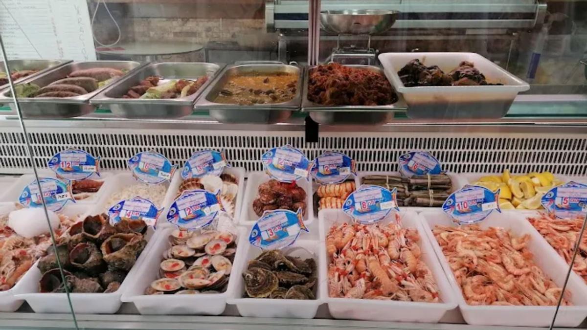 Así es el restaurante-pescadería de Málaga que sirve 'pescaíto' fresco cada día