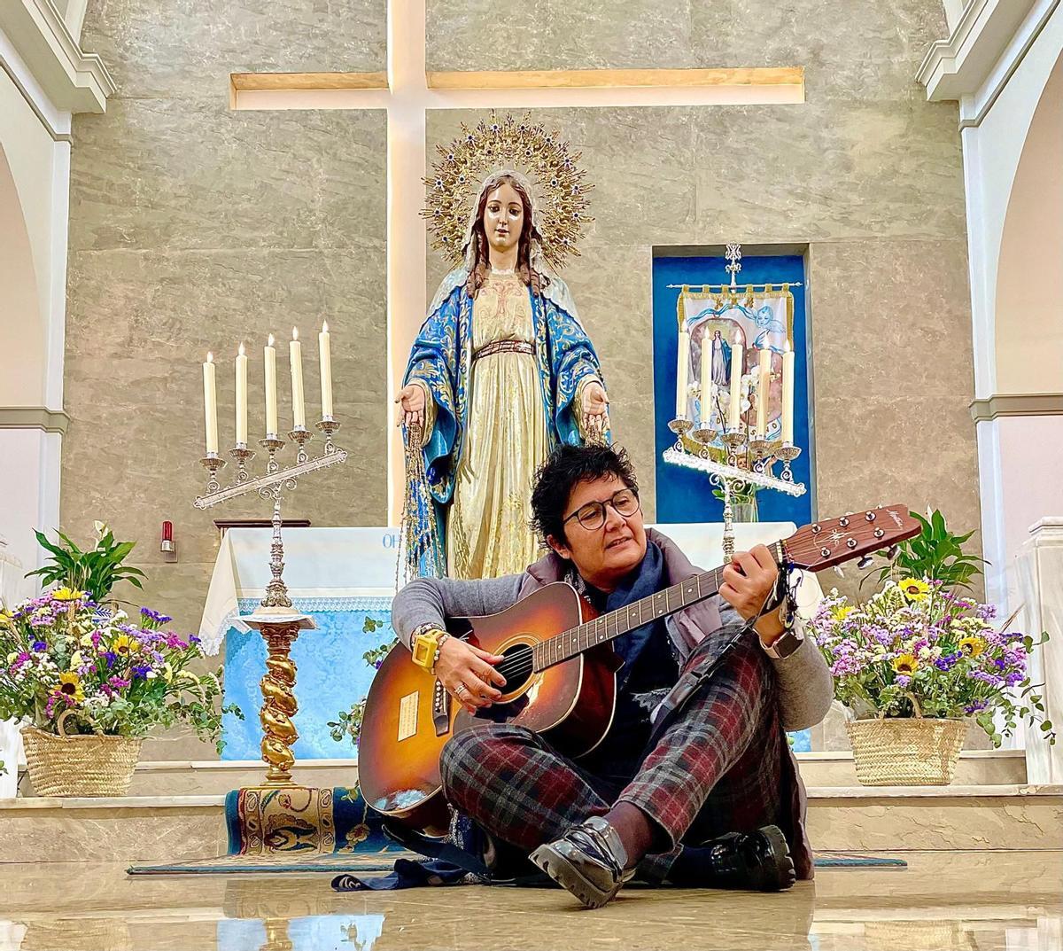 Sor María Isabel Sánchez tocando la guitarra en el altar de la capilla del Colegio de Ntra Señora Sta del Rosario.