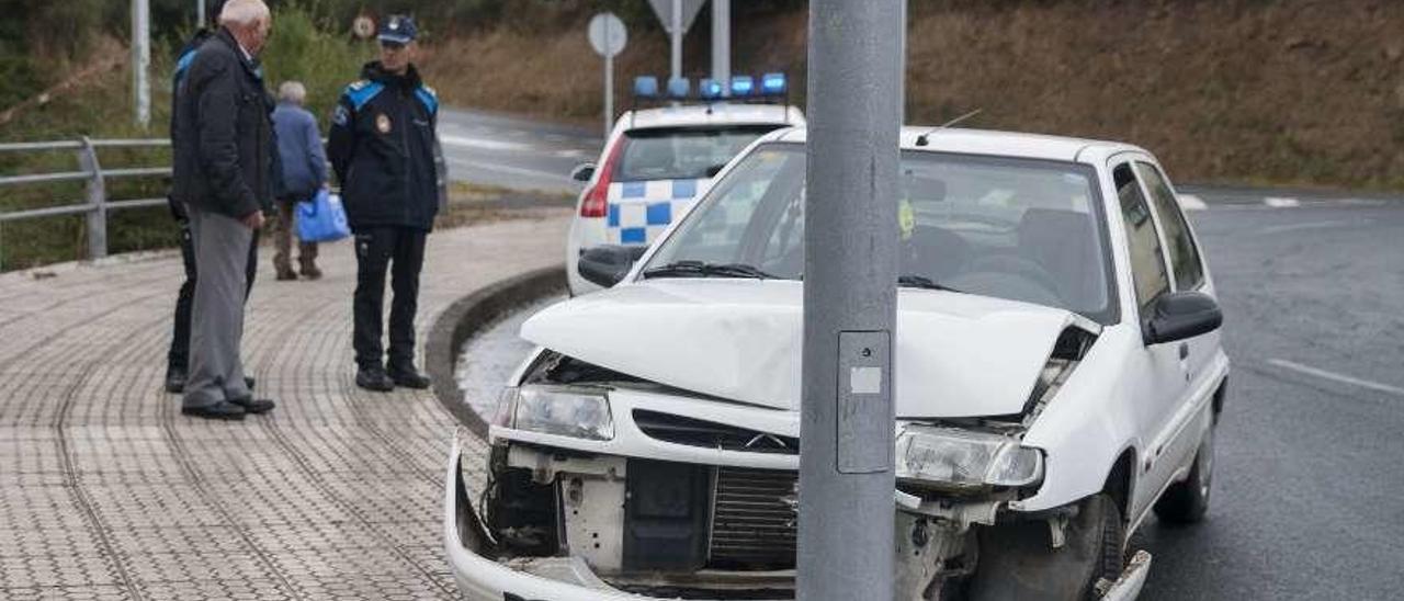 Un coche impactó contra una farola, ayer, en la rotonda de Willy, en Lalín. // Bernabé/Ana Agra