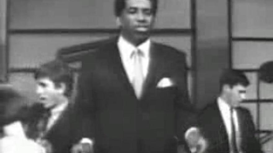 Ben E. King interpreta su famosa 'Stand by me' en 1961