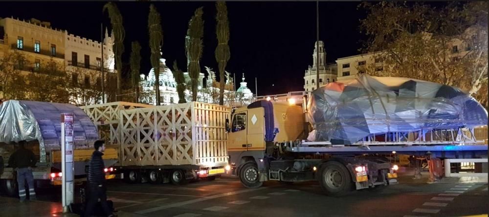 Empiezan a llegar las góndolas con la falla municipal