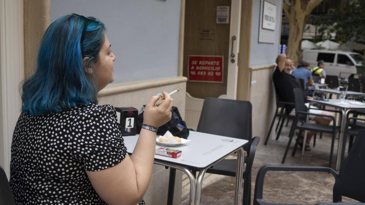 Una mujer fumando en la terraza de un bar de Xàtiva, esta semana.