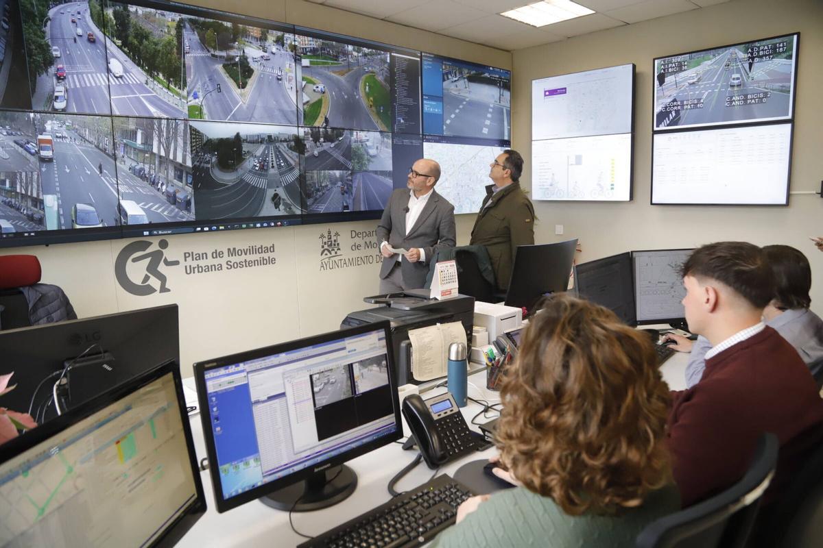 A.J.González Córdoba delegado de Movilidad, Bernardo Jordano, informa sobre las nuevas cámaras de control de tráfico. Sala de control de tráfico de la Policía Local