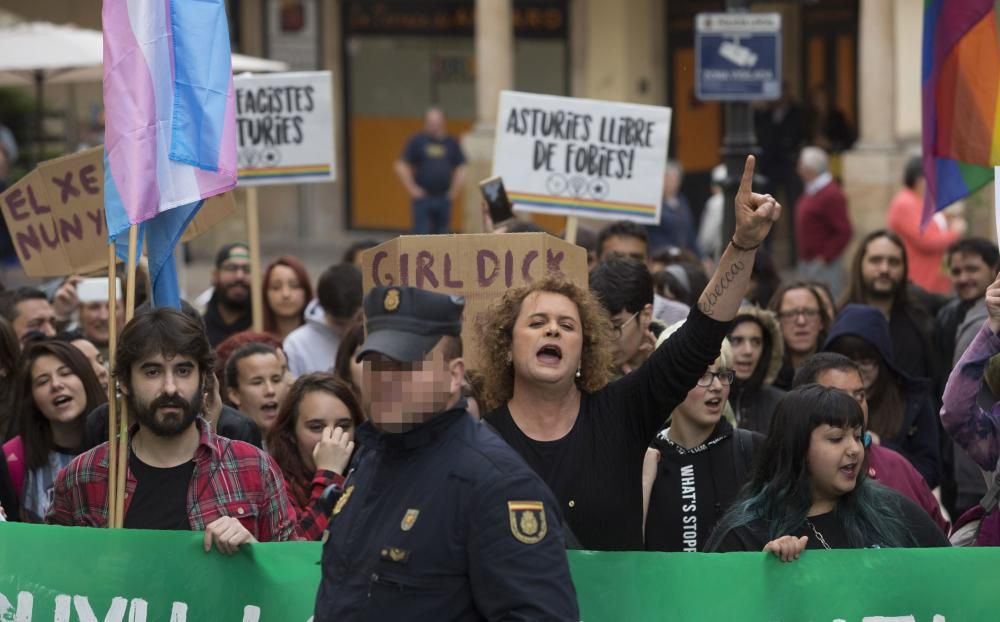 Manifestación en Oviedo contra el autobús de "HazteOir"