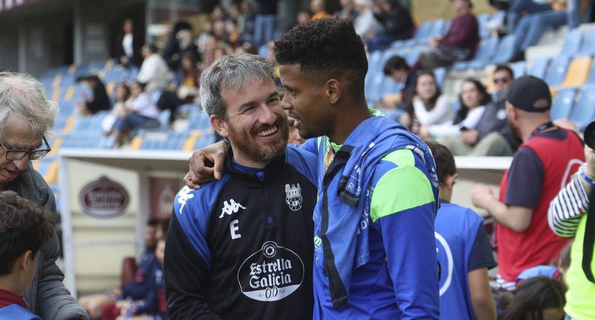 El saludo entre Rubén Domínguez y Jerín Ramos previo al partido. | GUSTAVO SANTOS