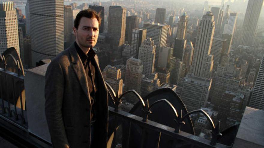 El escritor y director alicantino Artur Balder, con la ciudad de Nueva York al fondo.