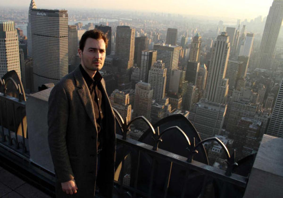 El escritor y director alicantino Artur Balder, con la ciudad de Nueva York al fondo.