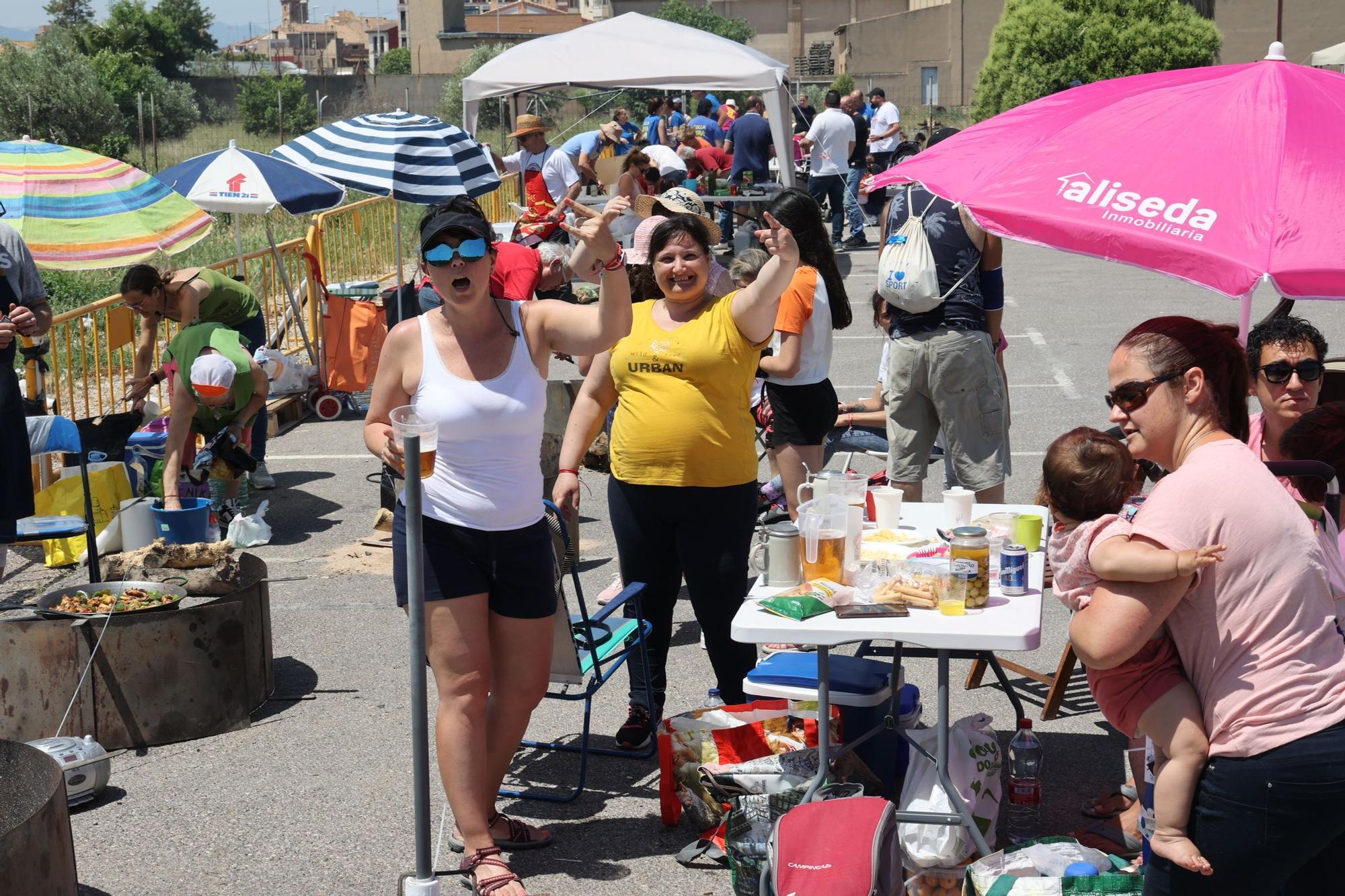 Mil trescientos castellonenses disfrutan del sol y las paellas en el Segon Molí