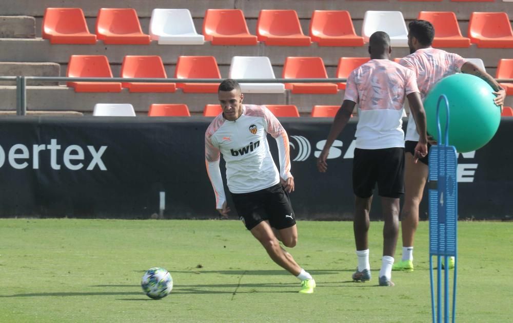 Anil Murthy, atento al entrenamiento del Valencia