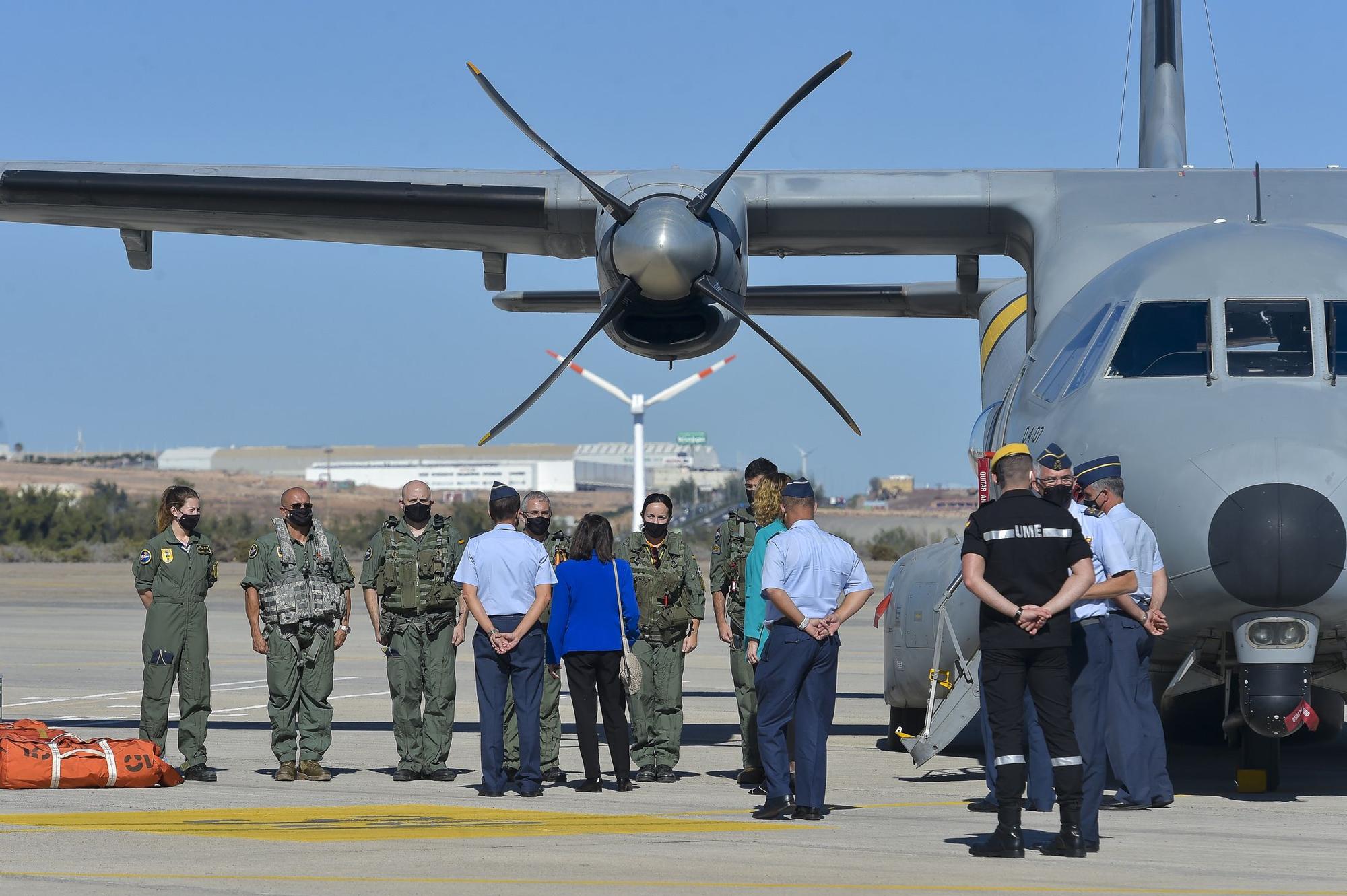 Visita de la ministra Margarita Robles al aeropuerto de Gando.