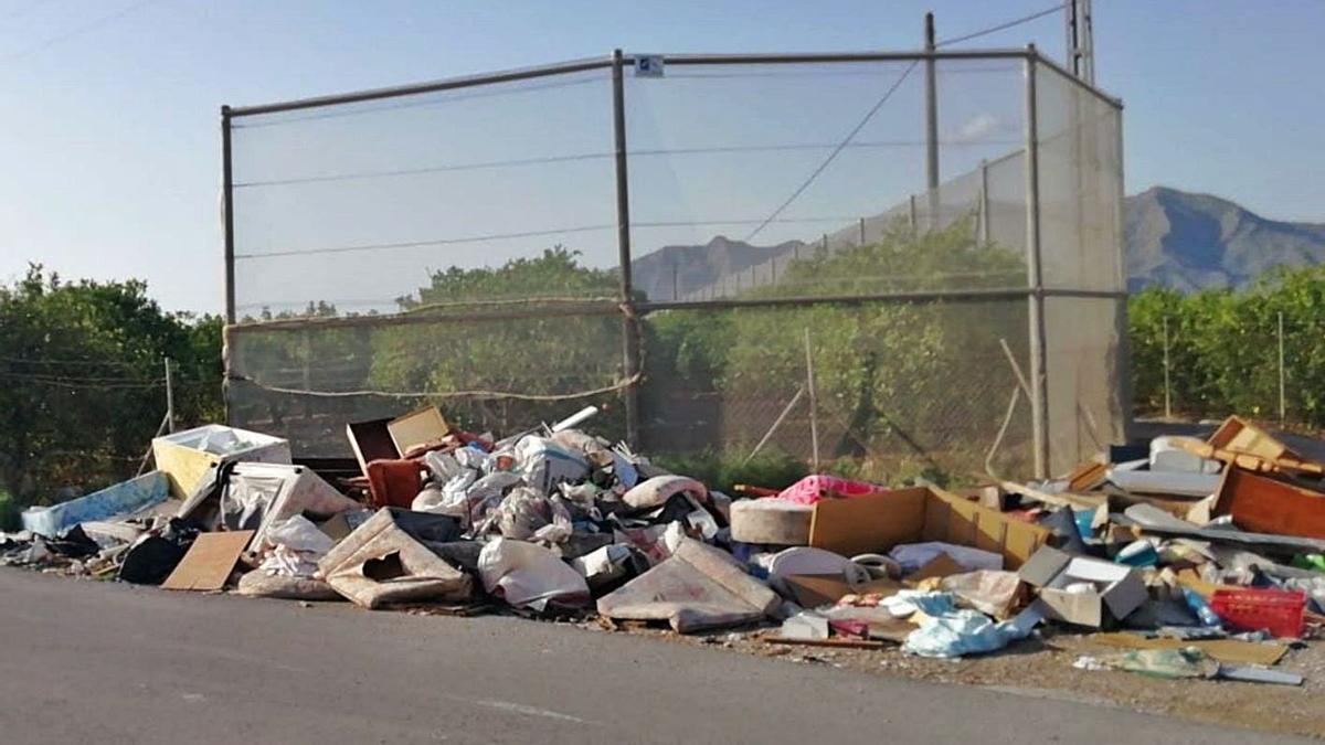 Vertedero ilegal en un camino de Orihuela con enseres y escombros tirados sin control. | INFORMACIÓN