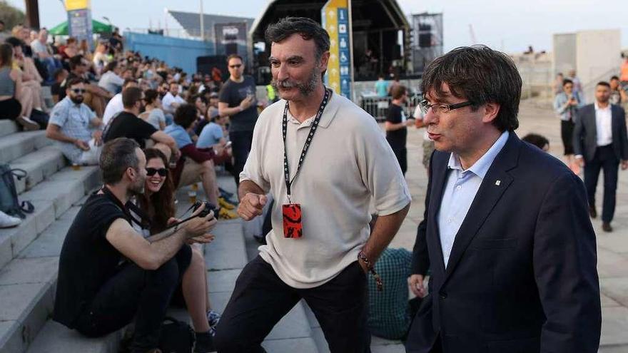 Carles Puigdemont, a la derecha, durante la visita al recinto del Primavera Sound de Barcelona, acompañado por el director del festival, Alberto Guijarro. // Efe