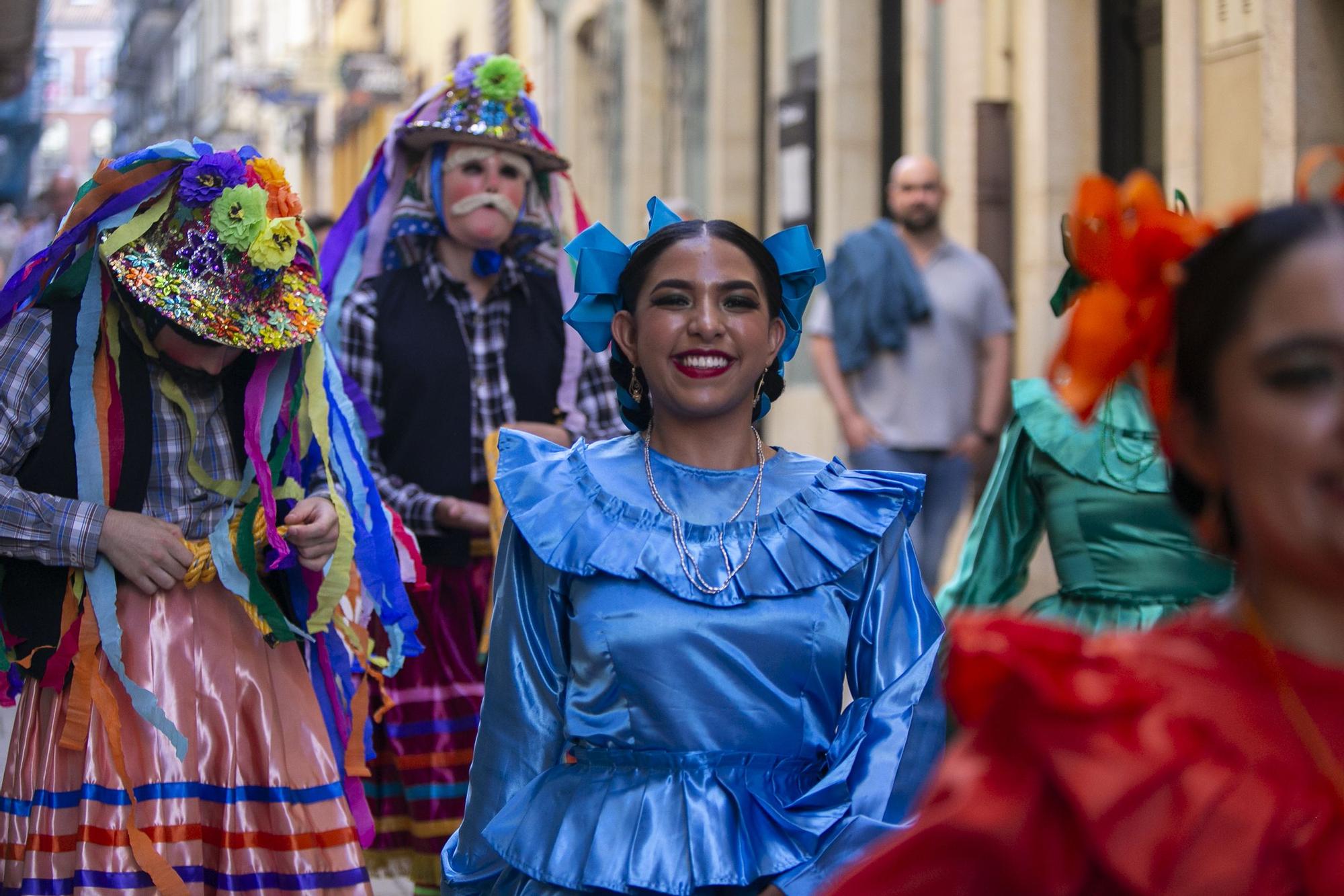 El festival de música y danzas populares llena las calles de Avilés de color