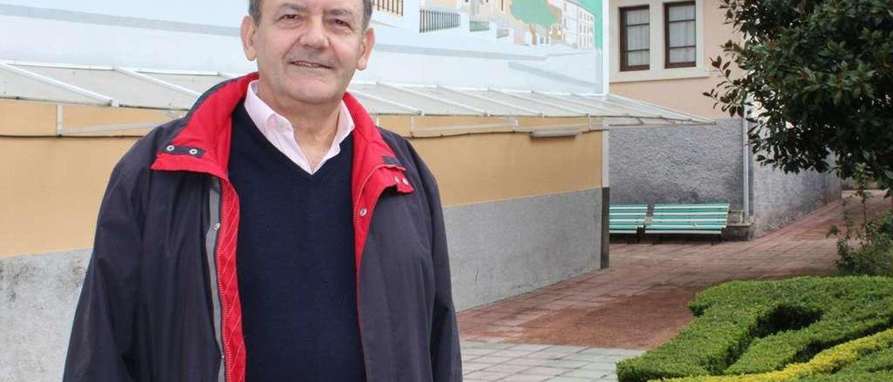 José Luis Prieto, en el patio de la residencia veigueña La Milagrosa.