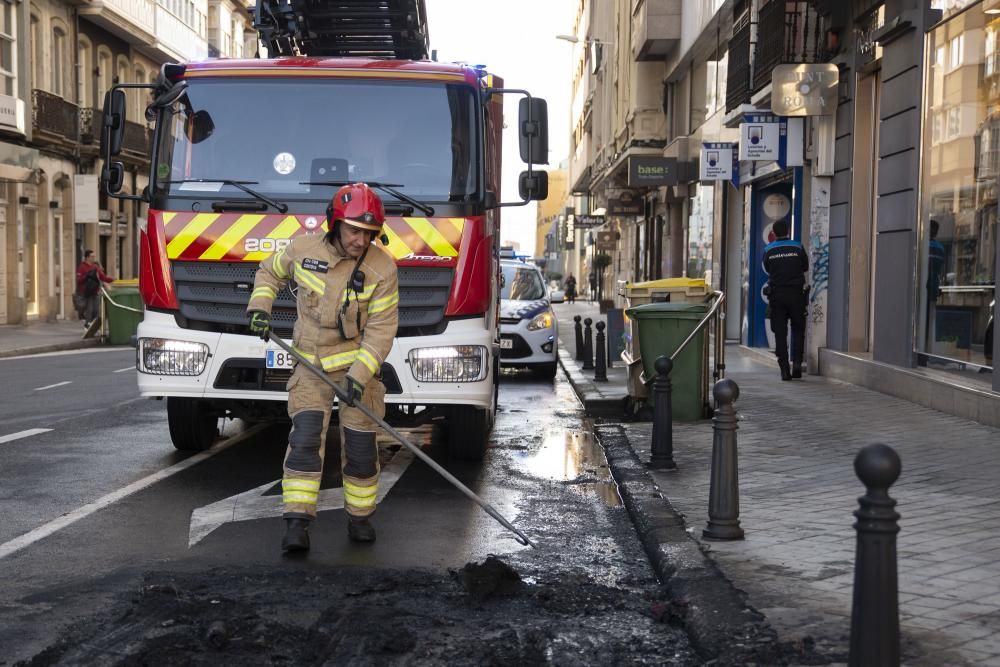 Un coche arde en la plaza de Pontevedra