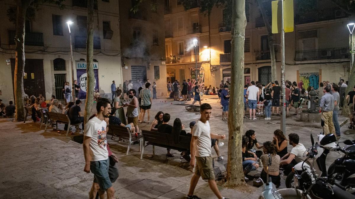 Noche de Sant Joan en una plaza de Gràcia.