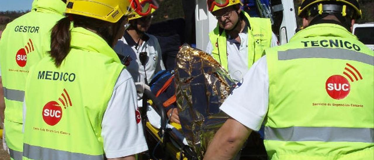 Miembros del SUC atienden a un herido en un siniestro anterior.