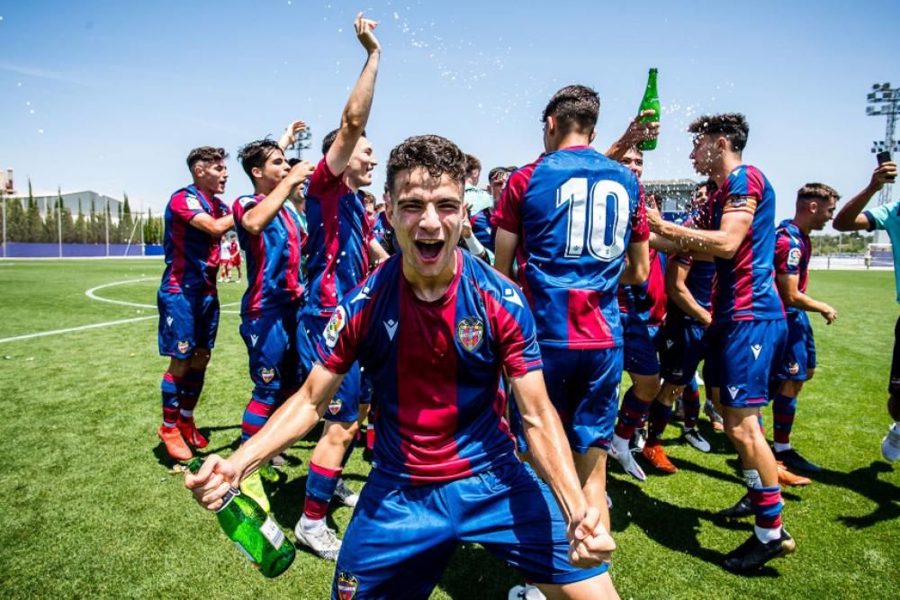 La celebración del Juvenil A del Levante UD tras ser campeones de liga ...