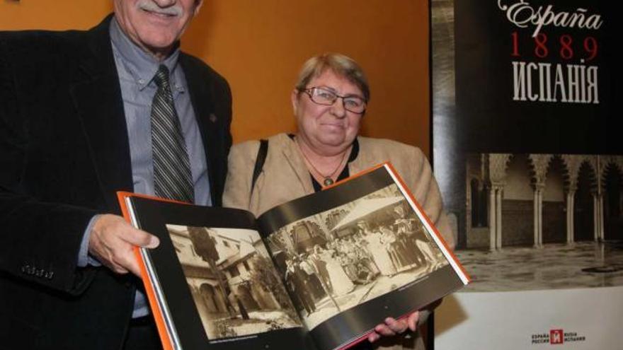 Emilio Soler y Galina Dluzhnevskaya con el libro, ayer durante la presentación.