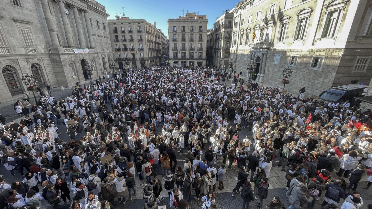 Multitudinaria manifiestación de médicos en el 2º dia de huelga