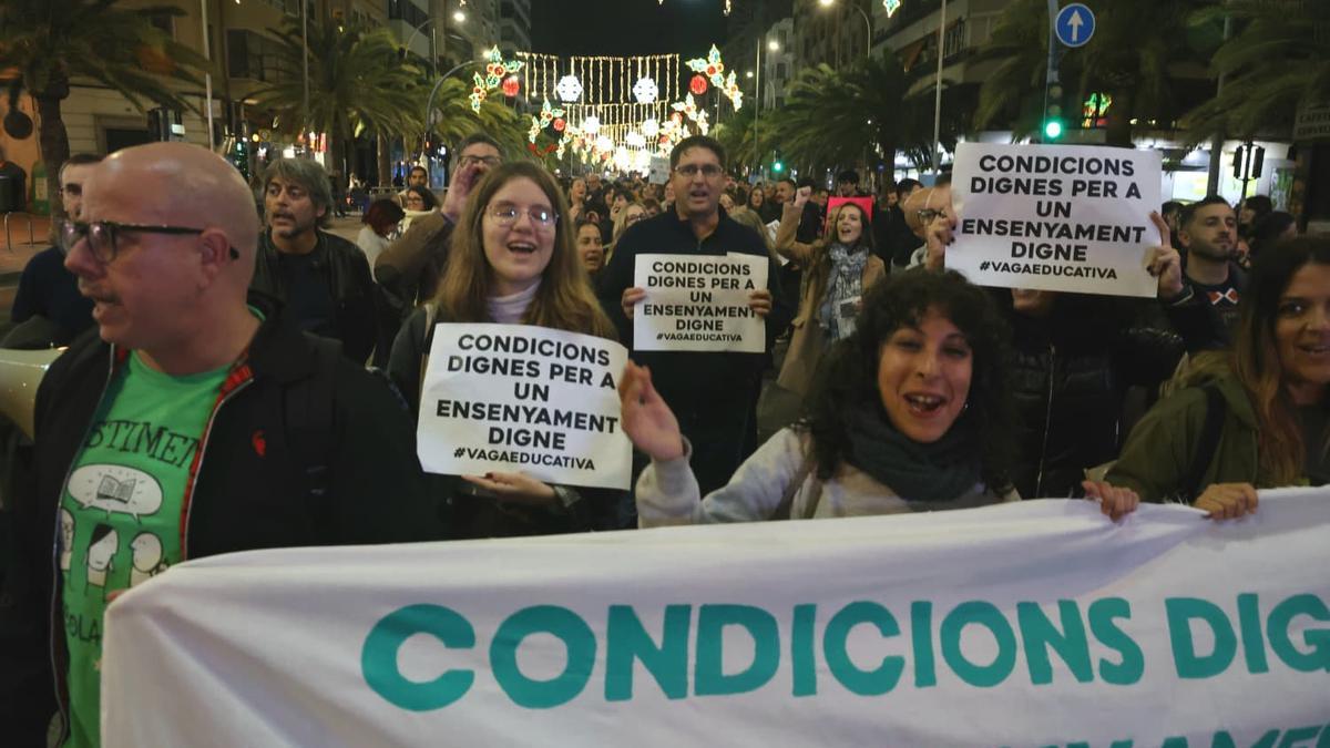 Los profesores de Alicante salen a la calle para exigir más sueldo, personal y frenar la Ley de Libertad Educativa