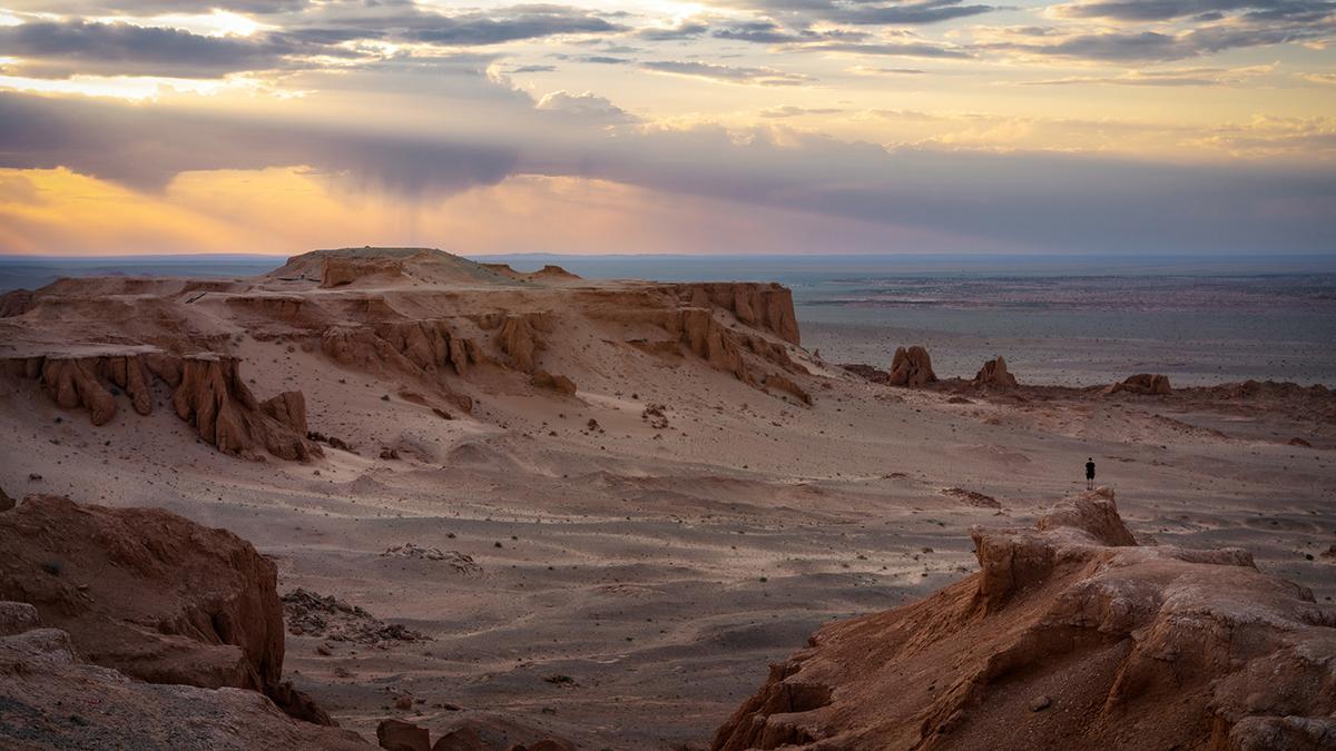 El desierto del Gobi combina dunas, formaciones rocosas y paisajes áridos que cambian de color con la luz del día.