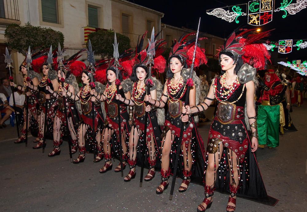 Los festeros tomaron ayer tarde el centro de Agost con una fastuosa Entrada Cristiana que llenó de música y fiesta las calles.