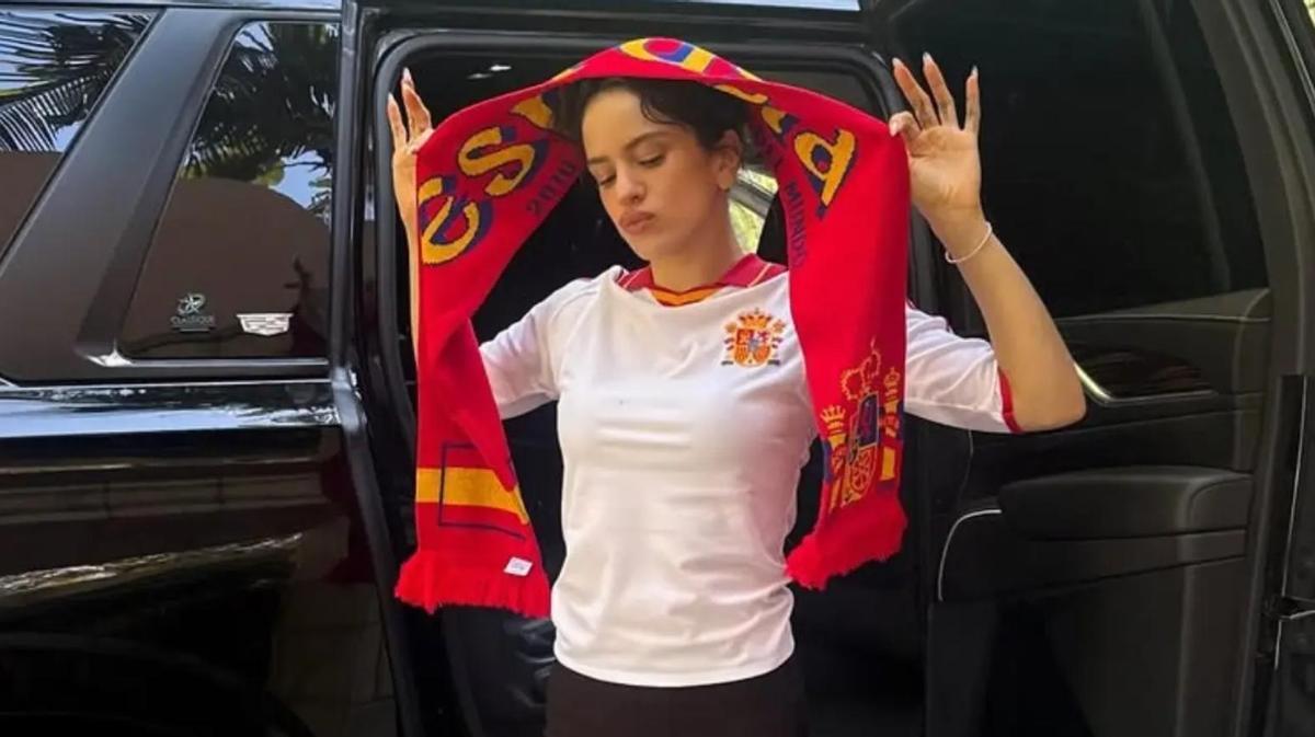 Rosalía apoyando a la selección Española en el Mundial
