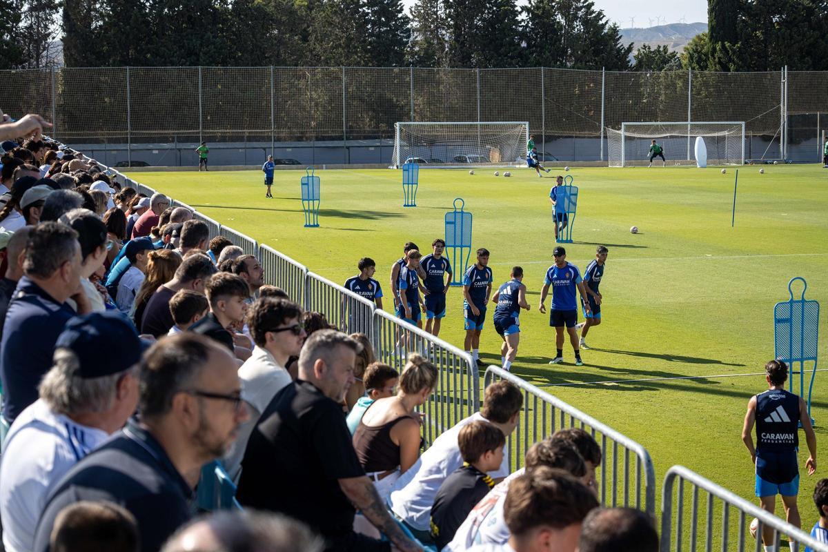 La afición abraza al Real Zaragoza en el entrenamiento de puertas abiertas en la Ciudad Deportiva La afición abraza al Real Zaragoza en el entrenamiento de puertas abiertas en la Ciudad Deportiva