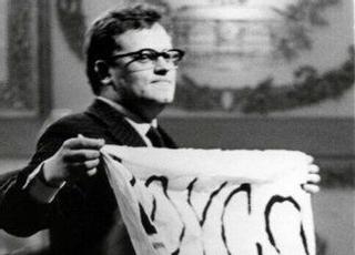 Momento en el que un espontáneo asalta el escenario de Eurovisión y saca un pancarta contra Franco.