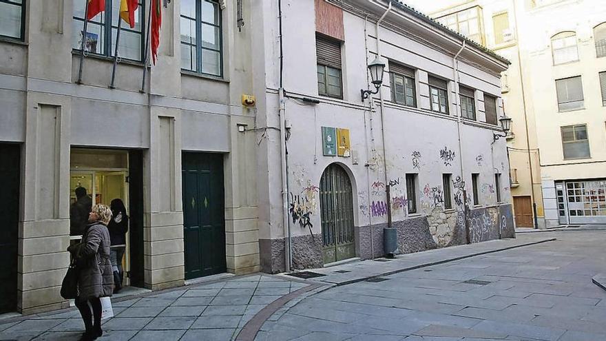 El Teatro Principal con el edificio anejo de la antigua Escuela de Música.