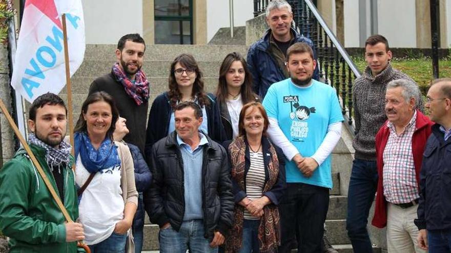Los cinco jóvenes de Galiza Nova reciben el apoyo de varios simpatizantes antes de entrar a juicio.