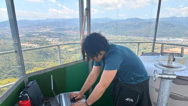 Un dels joves de l’ITB participant en el projecte Espurna, aquest estiu a Collserola.