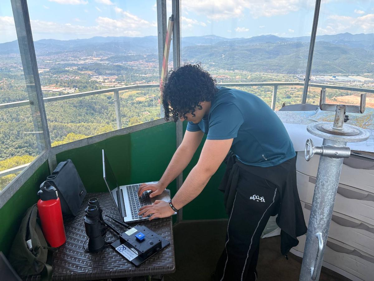 Uno de los jóvenes del ITB participante en el proyecto Espurna, este verano en Collserola.